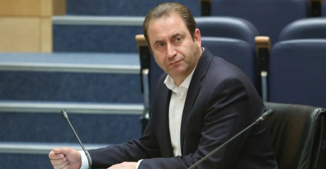 «Έθαψαν» τη διαφάνεια στη Βουλή – Σφοδρή επίθεση Λουκαΐδη για το Ταμείο της Πρώτης Κυρίας