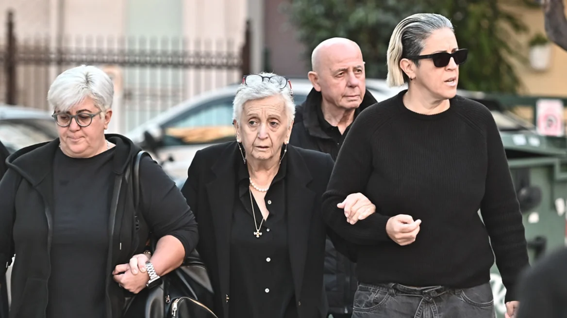 Στον Ιερό Ναό Αγίας Τριάδας οι γονείς και οι αδερφές του Γιώργου Μαζωνάκη για το 40ήμερο μνημόσυνο