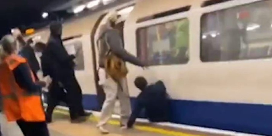 Νεαρός σφήνωσε στο κενό μεταξύ συρμού και αποβάθρας σε μετρό - ΒΙΝΤΕΟ