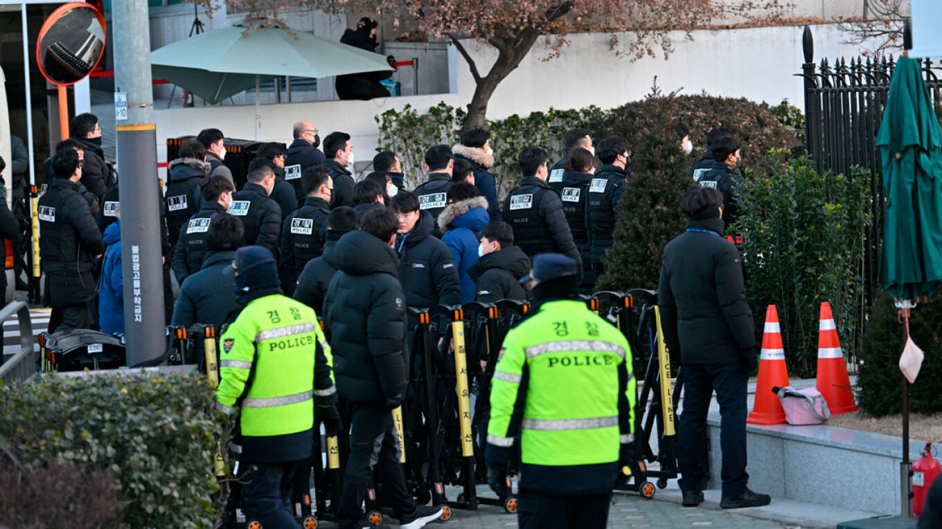 Νότια Κορέα: Θρίλερ με τη σύλληψη του παυθέντα προέδρου Γιουν – Στρατιώτες εμπόδισαν τους ερευνητές να εκτελέσουν το ένταλμα