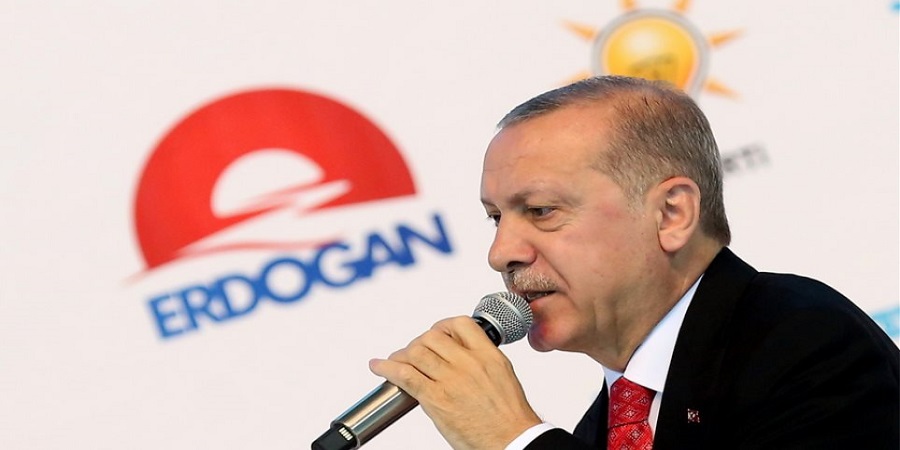 Σε απόγνωση ο Ερντογάν: ‘Βγάλτε τα ευρώ και τα δολάρια από το μαξιλάρι και κάντε τα τουρκικές λίρες’