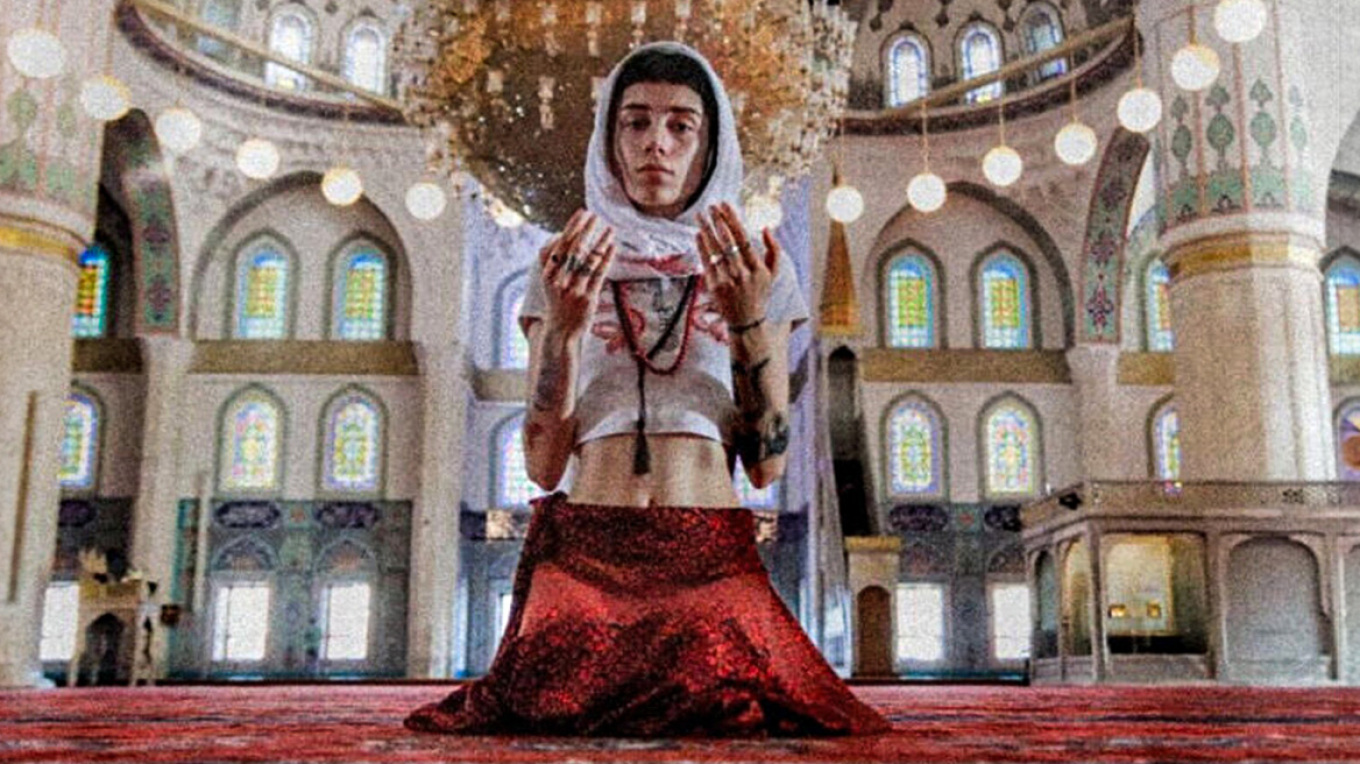 Τουρκία: Σάλος για το μοντέλο που φωτογραφήθηκε με την κοιλιά έξω στο μεγαλύτερο τζαμί της Άγκυρας