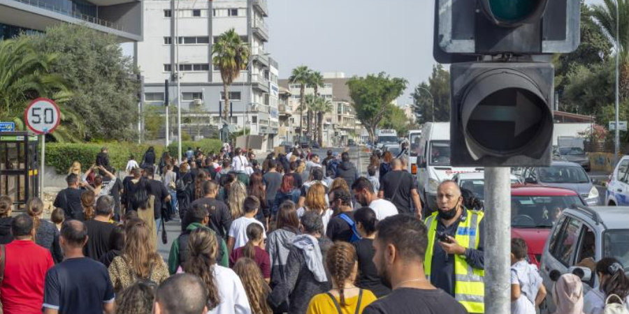 Πορεία διαμαρτυρίας από γονέις για τα νέα μέτρα - Κλειστή η είσοδος στο λιμάνι Λεμεσού για μια ώρα