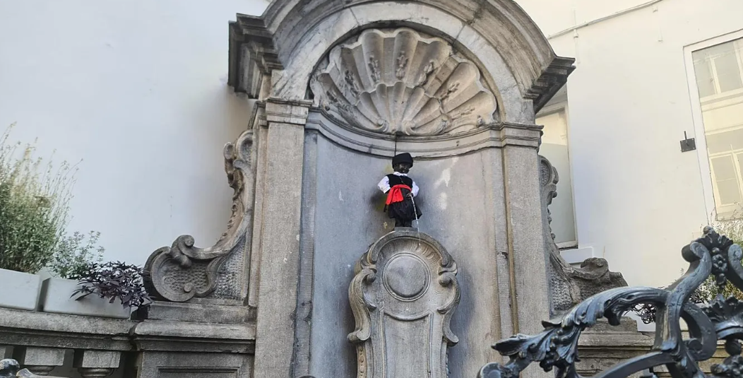 Manneken Pis: Με κυπριακή βράκα το διασημότερο μνημείο των Βρυξελλών
