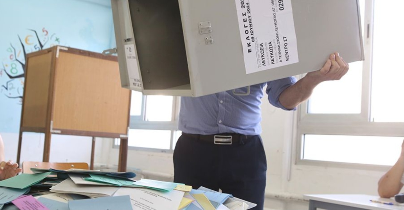 Προεκλογικά έξοδα στο «σκοτάδι»: Υπερβάσεις 105%, μετρητά και αόρατα «τραπεζώματα» στην έκθεση της Ελεγκτικής