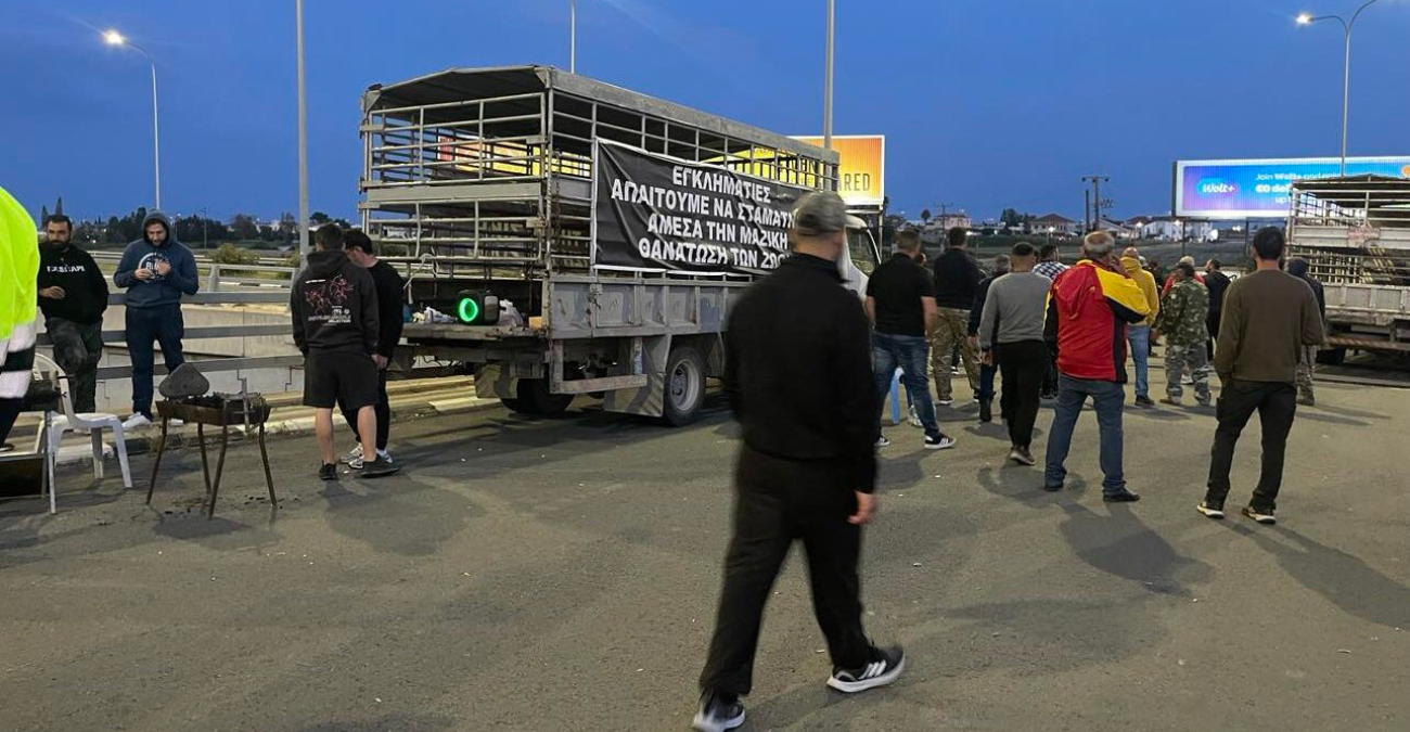 Χάος στη Ριζοελιά: Έστησαν φουκούδες και αντίσκηνα - Εκλεισαν τον δρόμο με φορτηγά - Προειδοποιούν για κλιμάκωση οι κτηνοτρόφοι!