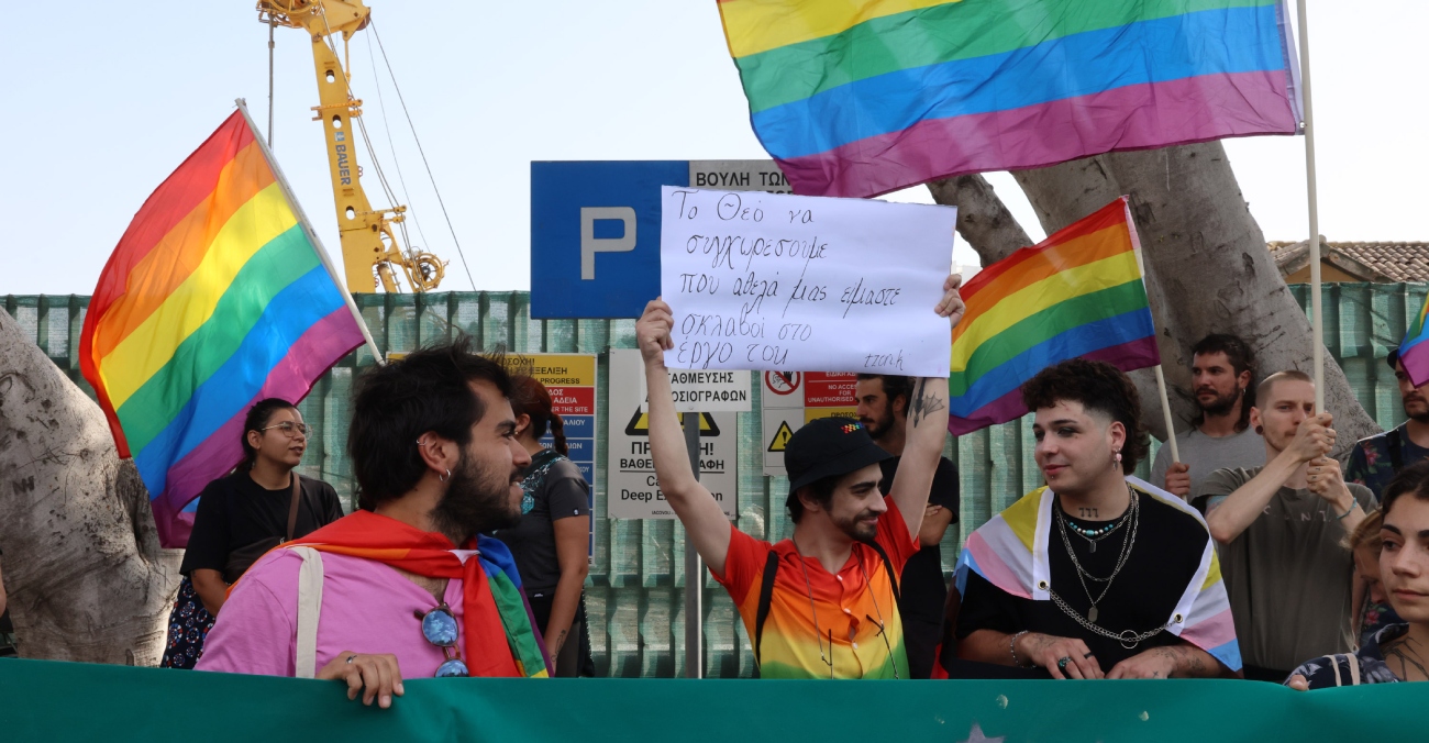 Διαμαρτυρία εξω από τη Βουλή: Μέλη της ΛΟΑΤΚΙ βγήκαν με πανό στους δρόμους