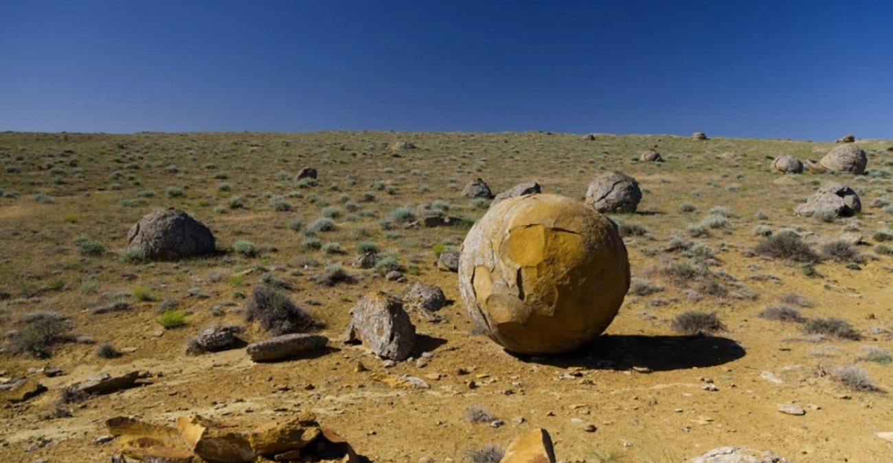 Μυστήριο στο Καζακστάν: Τι κρύβεται πίσω από τις χιλιάδες τέλειες πέτρες στη μέση της ερήμου - Δείτε βίντεο