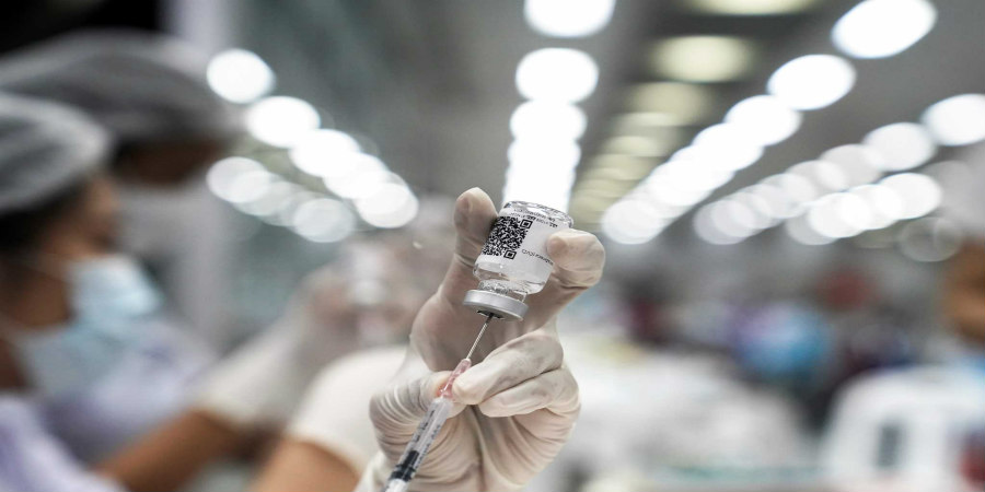 Wall Street Journal: AstraZeneca και Johnson & Johnson ερευνούν τροποποίηση των εμβολίων τους λόγω των θρομβώσεων