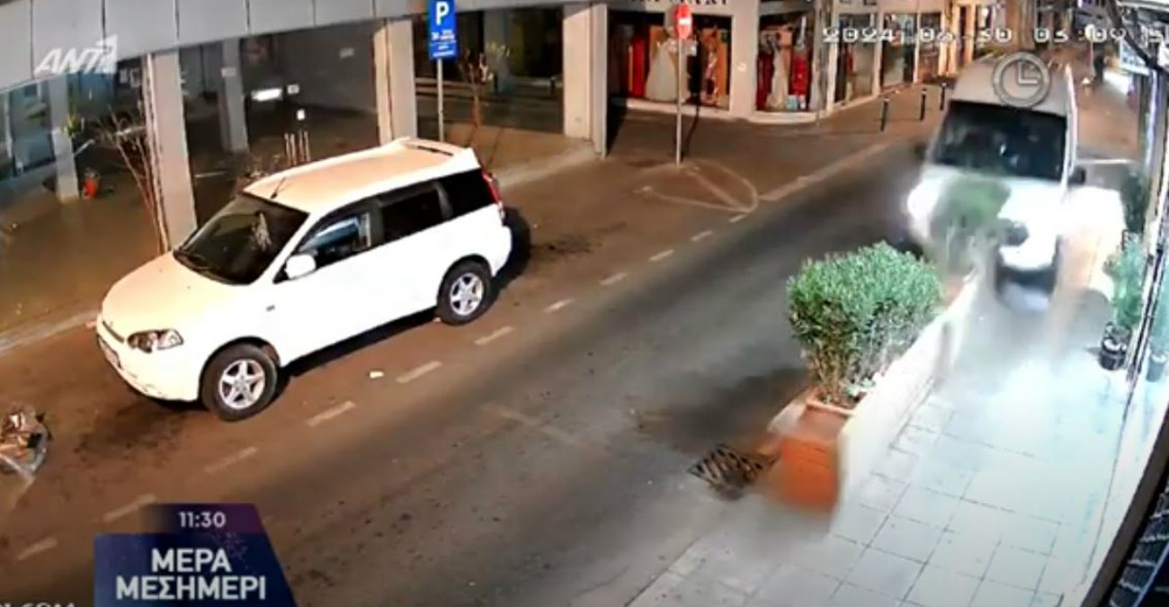 Φορτηγό «θέρισε» πασσαλάκια και πινακίδες στην παλιά Λευκωσία – «Τύφλα» στο μεθύσι ο οδηγός - Δείτε το απίστευτο βίντεο