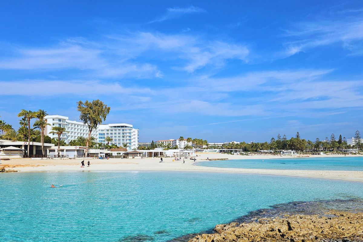 Ύποπτοι για κλοπή: Τους έκαναν τσακωτούς σε κατάστημα της Αγίας Νάπας με χρήματα και βραχιόλια - 45χρονος ανακρινόμενος επιτέθηκε σε αστυνομικούς