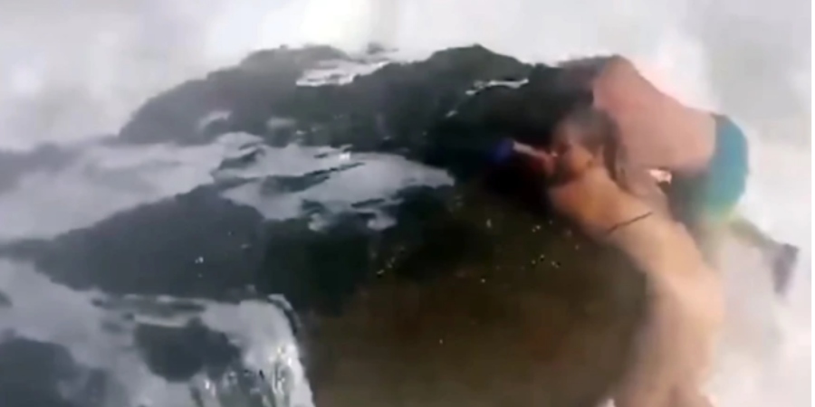 Ισπανία - Δραματικές εικόνες: Παλεύουν με τη φουρτουνιασμένη θάλασσα λίγο πριν βρουν τραγικό θάνατο