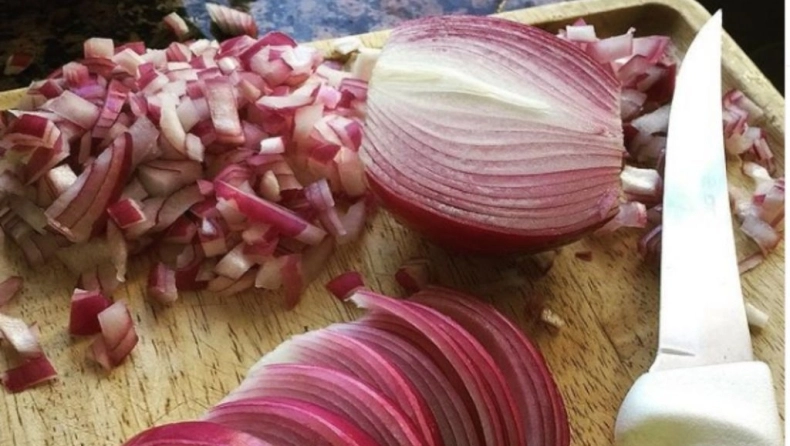 Γιατί τα κρεμμύδια μάς κάνουν να κλαίμε - Η επιστημονική εξήγηση πίσω από το φαινόμενο