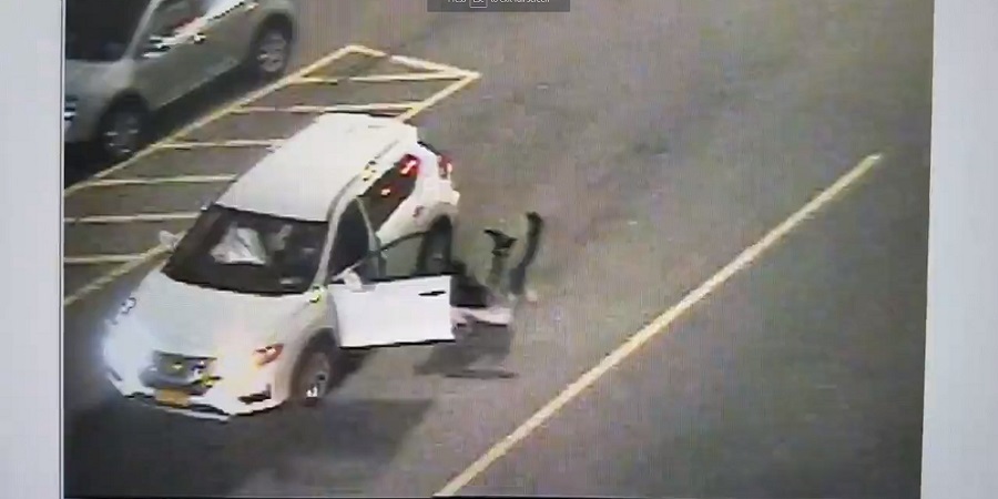 Νέα Υόρκη: Σέρνουν τον φρουρό ασφαλείας με το αυτοκίνητο τους - Ξάφρισαν εμπορικό κέντρο - VIDEO