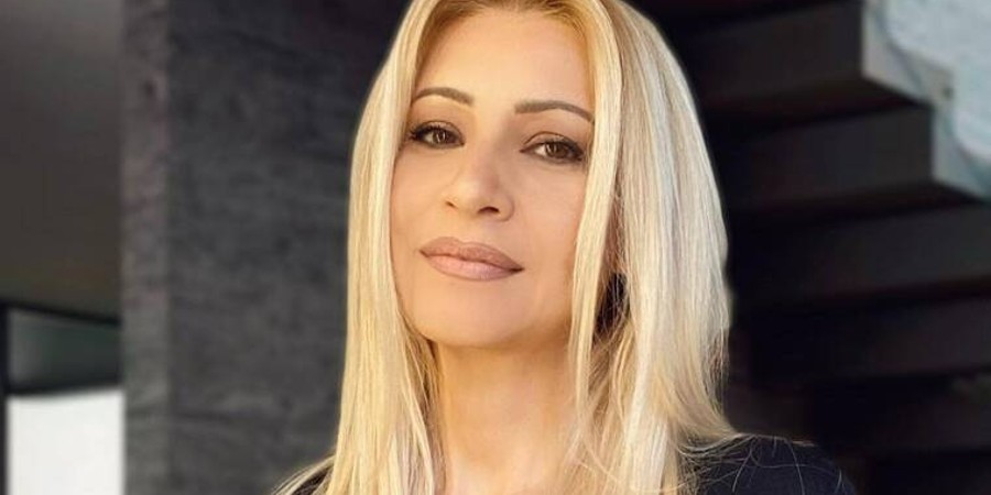 Λένα Παπαδοπούλου: Η γνωστή τραγουδίστρια ποζάρει στα 49 της και μοιράζει «εγκεφαλικά» - Δείτε φωτογραφίες