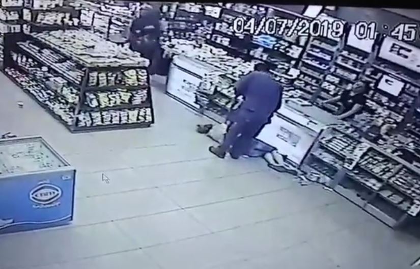 Ληστές εισβάλλουν σε κατάστημα - Λιποθύμησε γυναίκα από τον φόβο της - VIDEO 