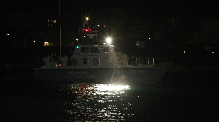 Συναγερμός στο ΚΣΕΔ: Ακυβέρνητο σκάφος προσέκρουσε σε βράχια - Στήθηκε επιχείρηση διάσωσης