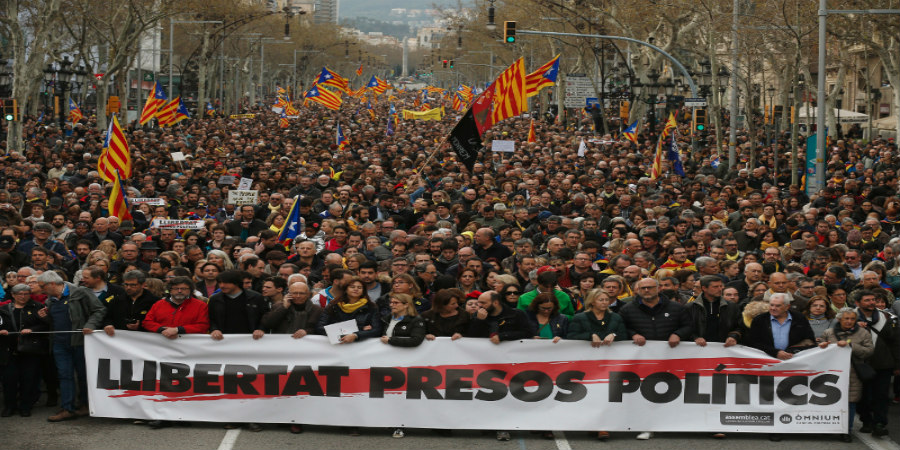 Επεισόδια στη Βαρκελώνη για τη σύλληψη Πουτζδεμόν  - ΦΩΤΟΓΡΑΦΙΕΣ - VIDEO 