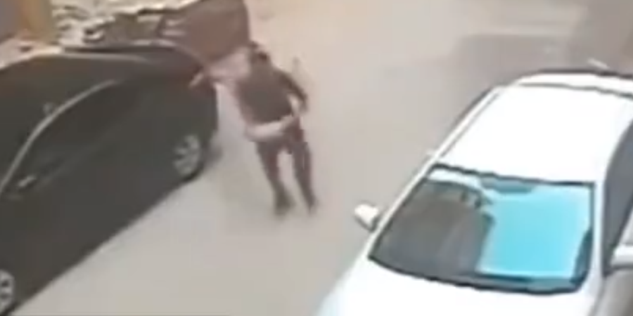 Πήγε να σπάσει το τζάμι αυτοκινήτου και του «ήρθε» στα μούτρα – VIDEO