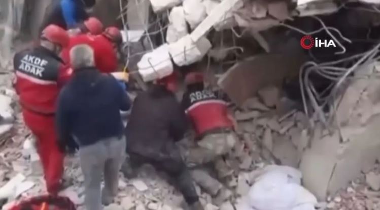 Σεισμός στην Τουρκία: Η σοκαριστική στιγμή που συντρίμμια πολυκατοικίας καταπλακώνουν διασώστες - Δείτε βίντεο