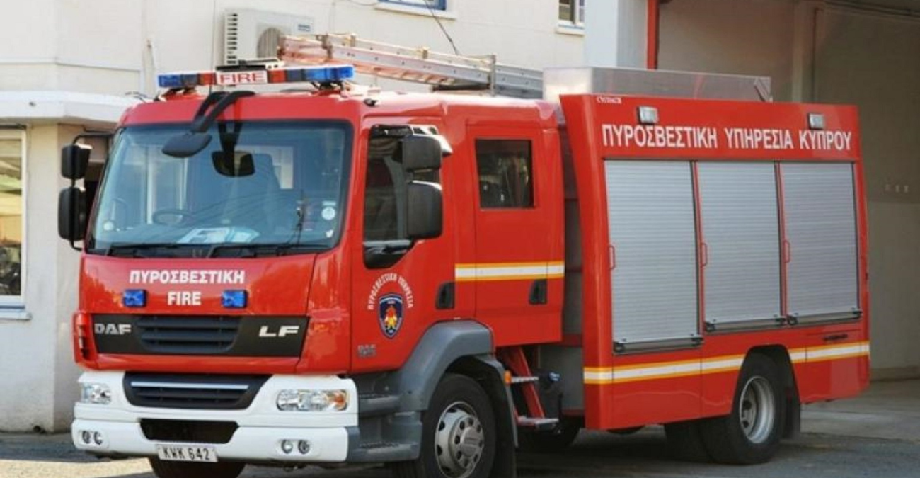 Συναγερμός στη Λάρνακα: Φωτιά σε εγκαταλελειμμένο κτήριο – Επηρεάστηκε και διπλανή οικία