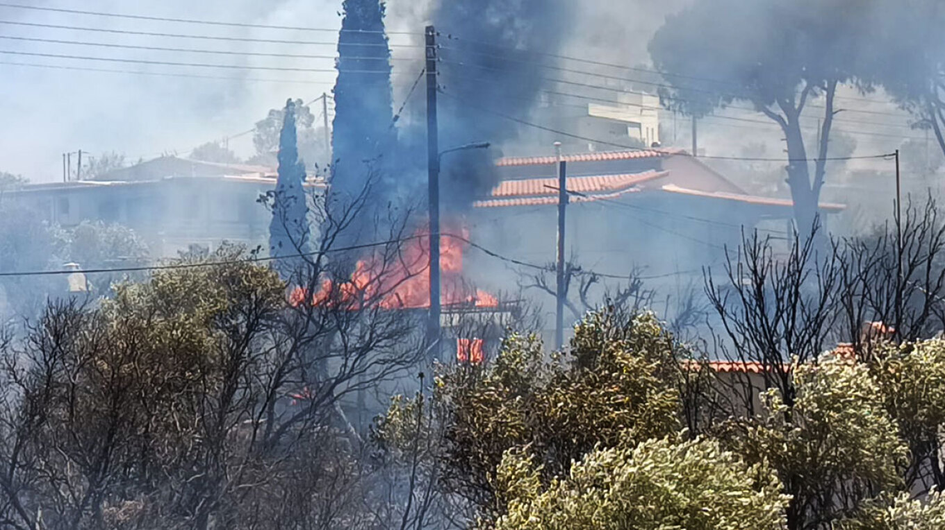 VIDEO: Μεγάλη φωτιά στην Παλαιά Φώκαια: Καίγονται σπίτια, αλλεπάλληλα μηνύματα από το 112