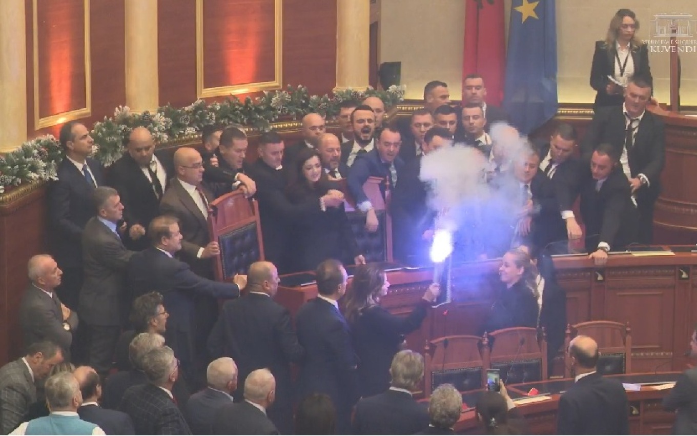 ΒΙΝΤΕΟ: Μπάχαλο στο κοινοβούλιο της Αλβανίας – Βουλευτές πιάστηκαν στα χέρια, άναψαν καπνογόνα και πέταξαν νερά