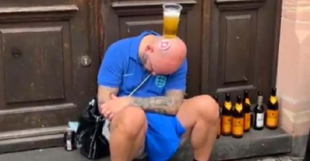 Euro 2024: Τύφλα» οπαδός της Αγγλίας, κοιμάται… όρθιος και του στερεώνουν μπίρα στο κεφάλι