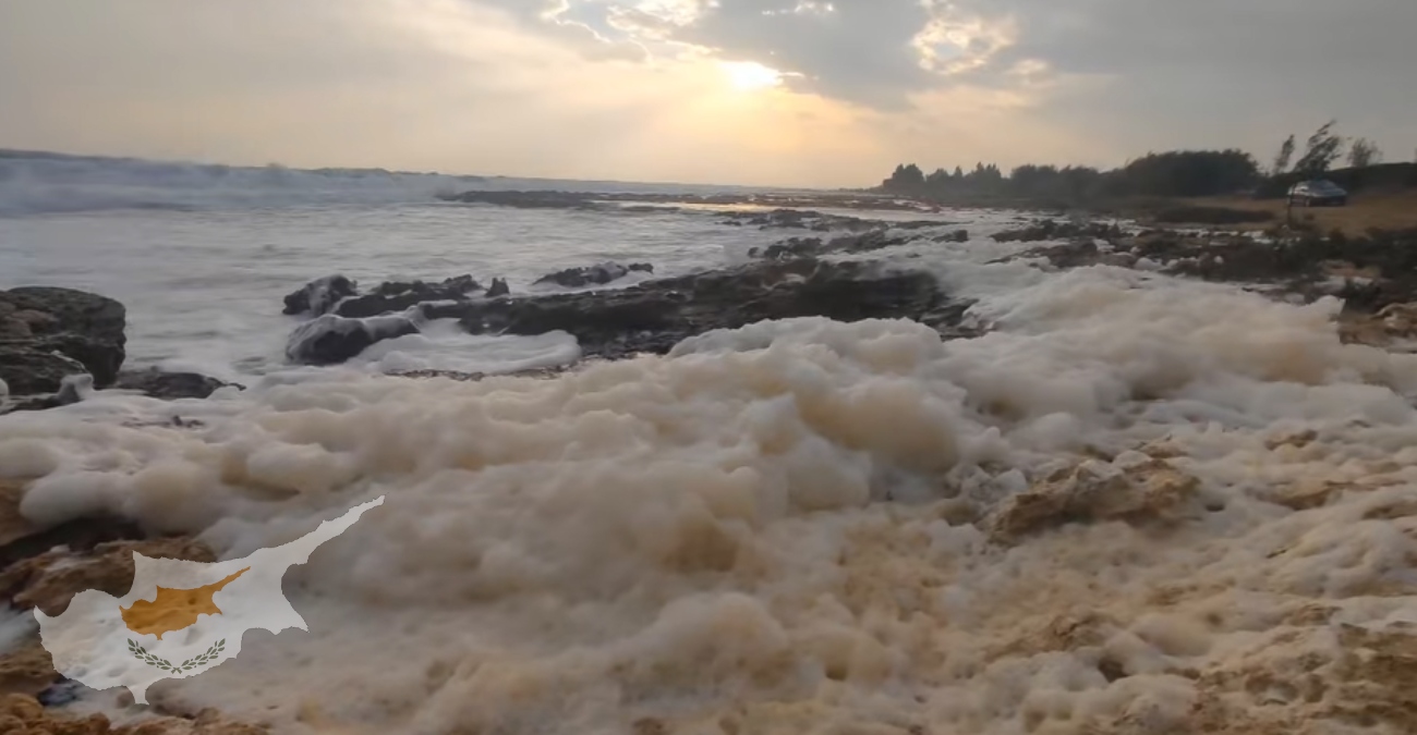Απολαύστε το σπάνιο φαινόμενο «Καπουτσίνο» στις ακτές Παραλιμνίου - Γέμισε η παραλία με πλούσιο αφρό - Βίντεο