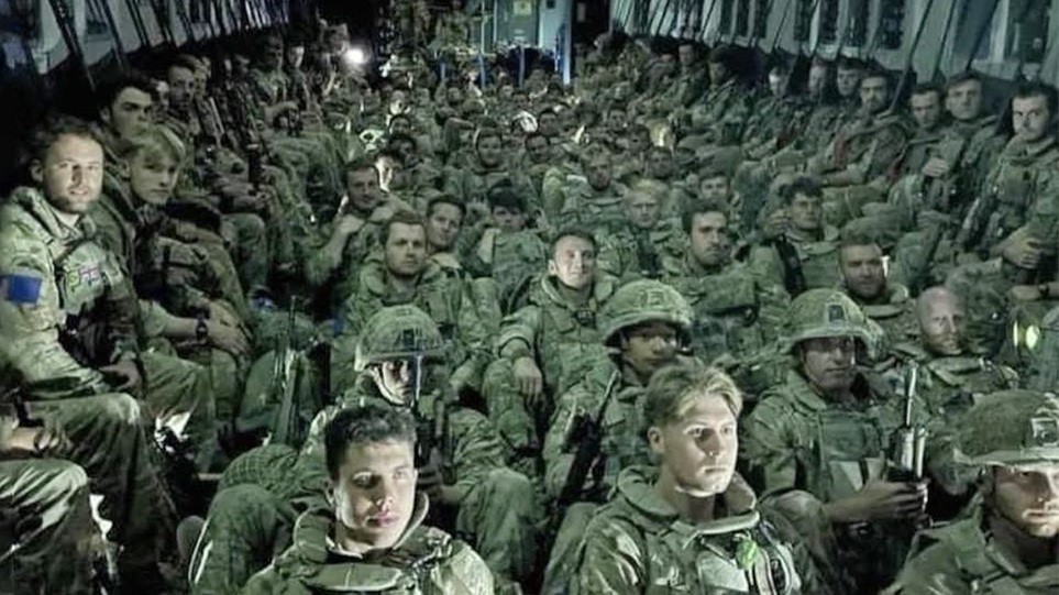 Αφγανιστάν: Εξουθενωμένοι Βρετανοί στρατιώτες εγκαταλείπουν την Καμπούλ - «Θα επιστρέψουμε», λέει ο Μπόρις Τζόνσον
