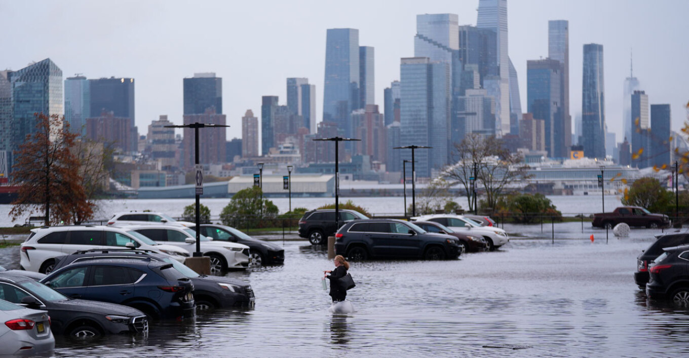 Η Νέα Υόρκη «πνίγηκε» από τη βροχή – Δύο νεκροί, προβλήματα στις πτήσεις, προειδοποιήσεις για πλημμύρες