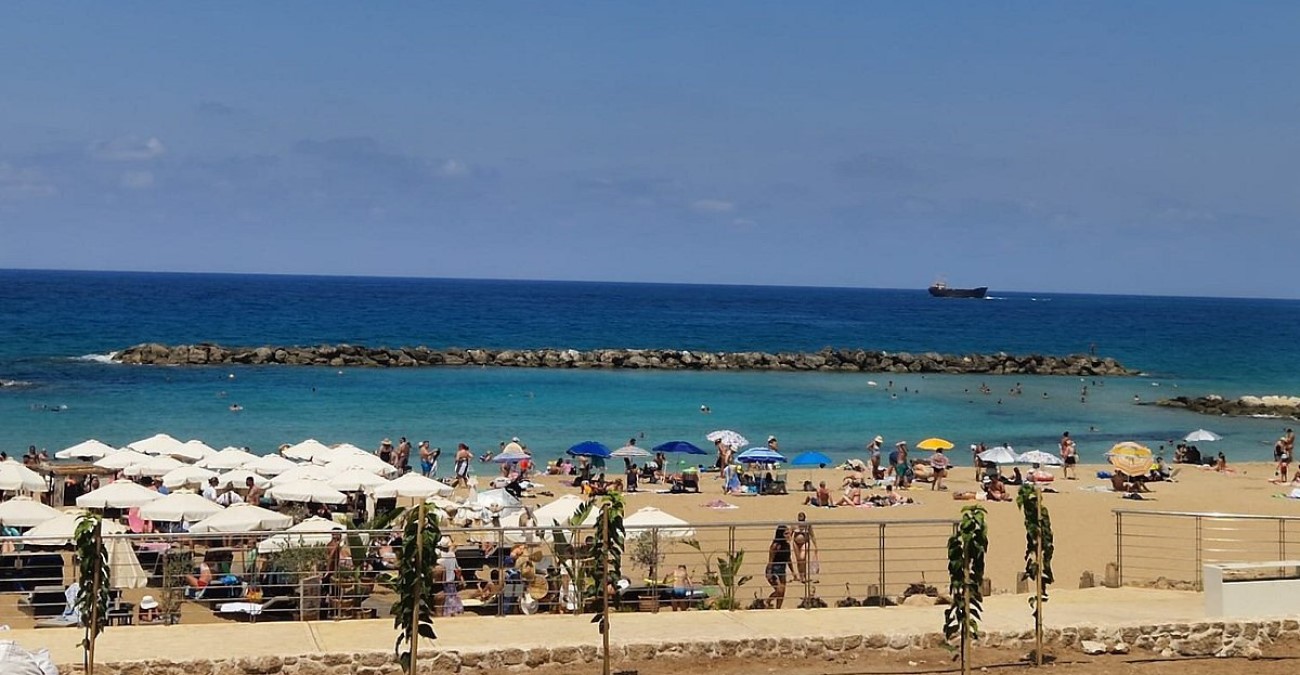 Πόλεμος who? Σε παραλία της Πάφου έβγαλαν ήδη τα κρεβατάκια – Απολαύστε την ηρεμία – Δείτε βίντεο