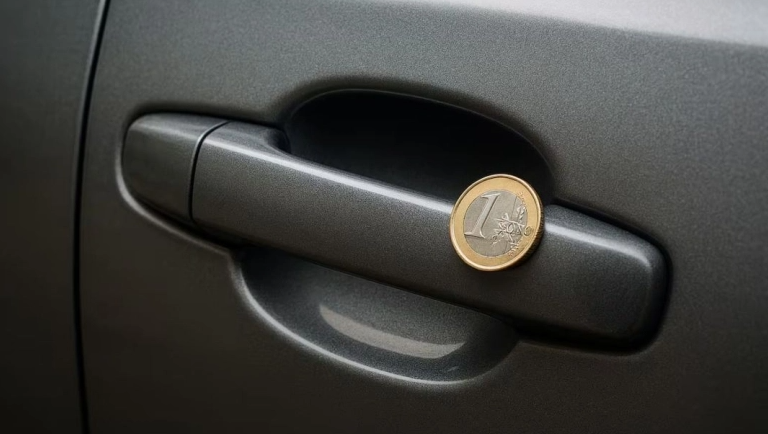 Τον νου σου: Αν δεις κέρμα στο χερούλι του αυτοκινήτου σου, δεν είναι η τυχερή σου μέρα