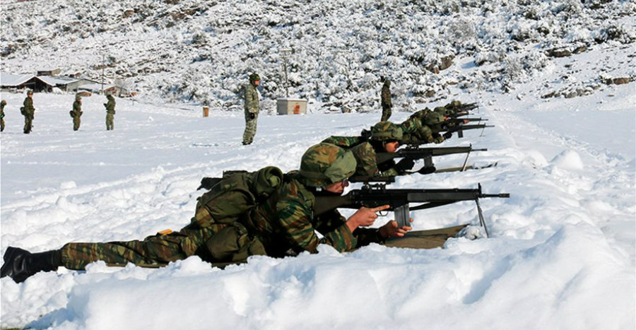 Εντυπωσιακές εικόνες από χειμερινή στρατιωτική εκπαίδευση – Δείτε βίντεο
