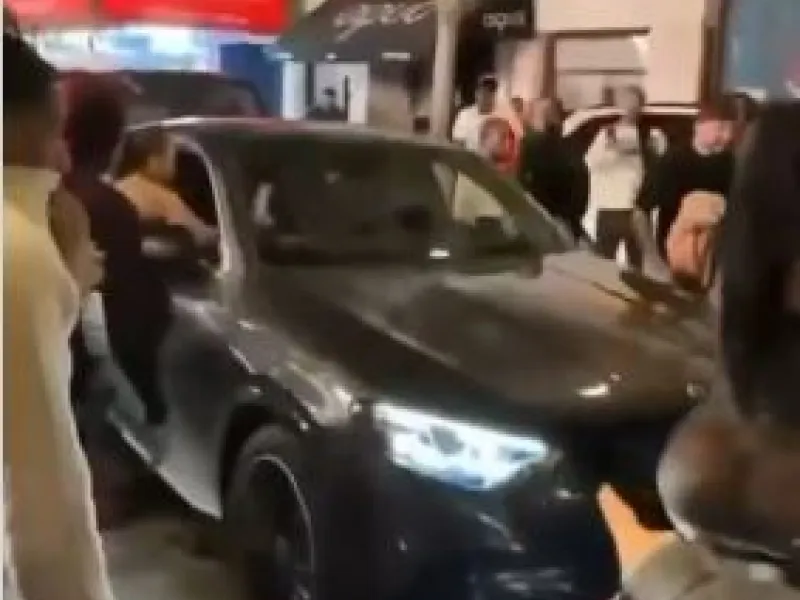 Σοκ από σύλληψη γνωστής influencer για απόπειρα ανθρωποκτονίας – Παρέσυρε πεζούς με αυτοκίνητο - Δείτε βίντεο