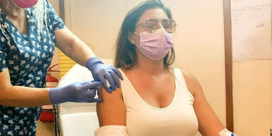 Έλενα Παπαρίζου: Ο λόγος που είχε "πεταλούδα" στο χέρι όταν έκανε το εμβόλιο για τον κορωνοϊό