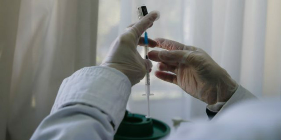 Απίστευτη δικαστική απόφαση στις ΗΠΑ: Έχασε την επιμέλεια του 11χρονου γιου της γιατί δεν είχε εμβολιαστεί