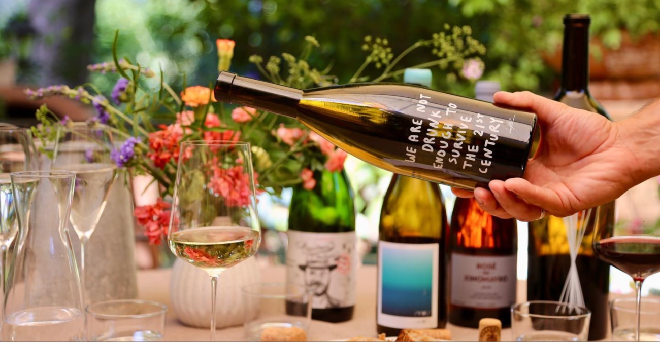 Το πιο «ανήσυχο» wine bar της πόλης μετακομίζει στην ύπαιθρο για ένα μαγευτικό ανοιξιάτικο τραπέζι