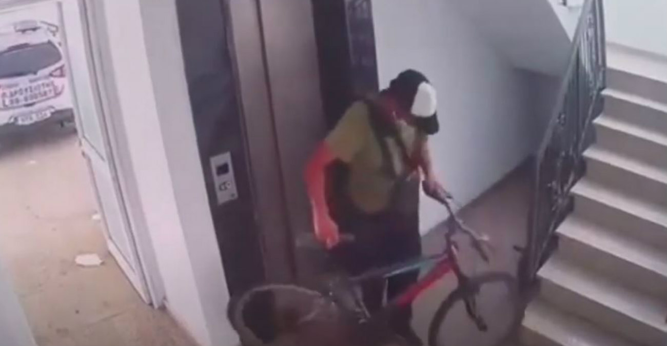 «Μπούκαραν» σε πολυκατοικία στη Λεμεσό και προσπάθησαν να κλέψουν ποδήλατο - Δείτε βίντεο που καταγράφει την στιγμή 