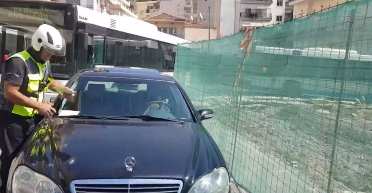 Η απίστευτη δικαιολογία οδηγού που πάρκαρε παράνομα στην Κοζάνη και πήγε για ψώνια - Δείτε το βίντεο