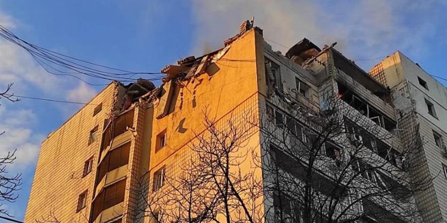 Σοκαριστικές εικόνες - Νέο χτύπημα σε 12οροφη πολυκατοικία στην Ουκρανία - 2 τραυματίες