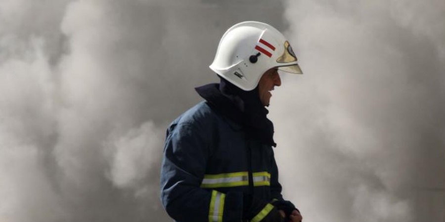 Στις φλόγες «τυλίχθηκε» όχημα στο Αλεθρικό - Προκλήθηκαν ζημίες σε οικία