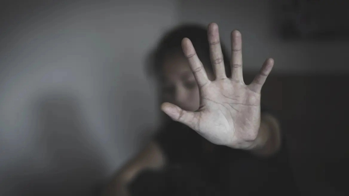 Συνελήφθη 59χρονος στην Ελλάδα για ενδοοικογενειακή βία - Γρονθοκόπησε και απείλησε τη σύντροφό του μπροστά στο παιδί της