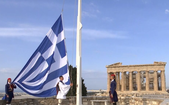 25η Μαρτίου: Έπαρση της σημαίας στον Ιερό Βράχο της Ακρόπολης - Δείτε βίντεο 