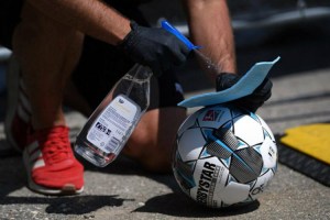 Το ποδόσφαιρο του… κορωνοϊού: ΨΕΚΑΣΑΝ τις μπάλες στη Γερμανία! (ΦΩΤΟΓΡΑΦΙΕΣ)