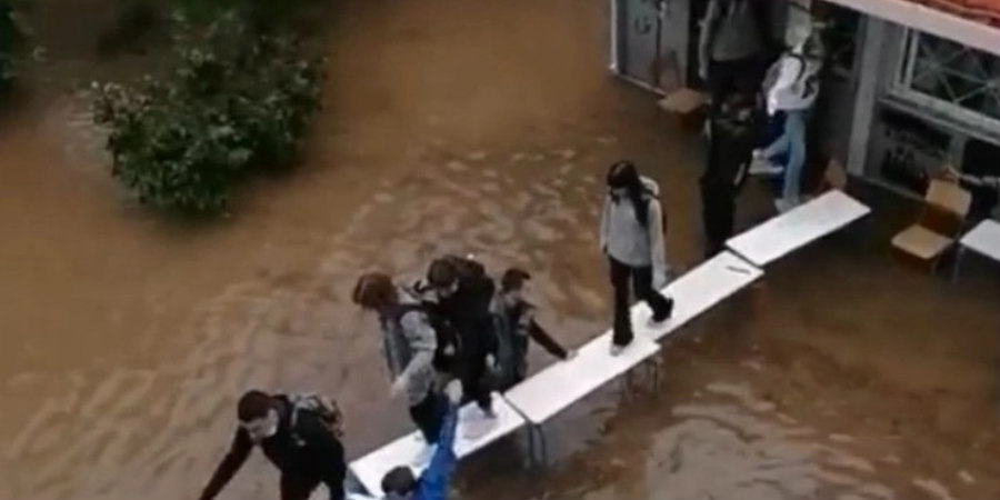 Ελλάδα - Κακοκαιρία: «Είχαμε πανικοβληθεί και πολλοί έπαθαν κρίσεις πανικού» – Τι λένε οι μαθητές που έκαναν γέφυρα τα θρανία - BINTEO
