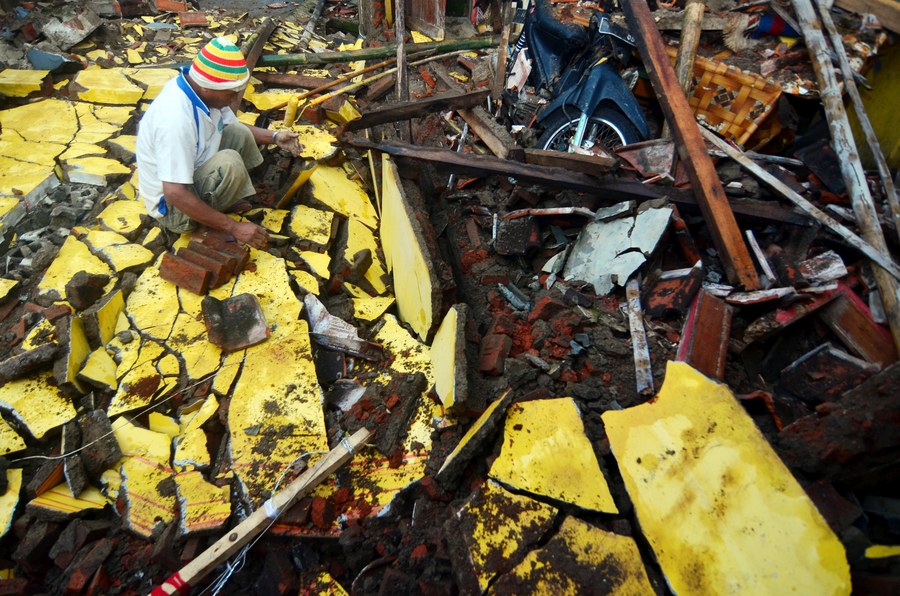 Ισχυρός σεισμός έπληξε την Ινδονησία - Δύο νεκροί από τα 6,5 Ρίχτερ - Πάνω από 100 κτίρια κατέρρευσαν - ΦΩΤΟΓΡΑΦΙΕΣ 