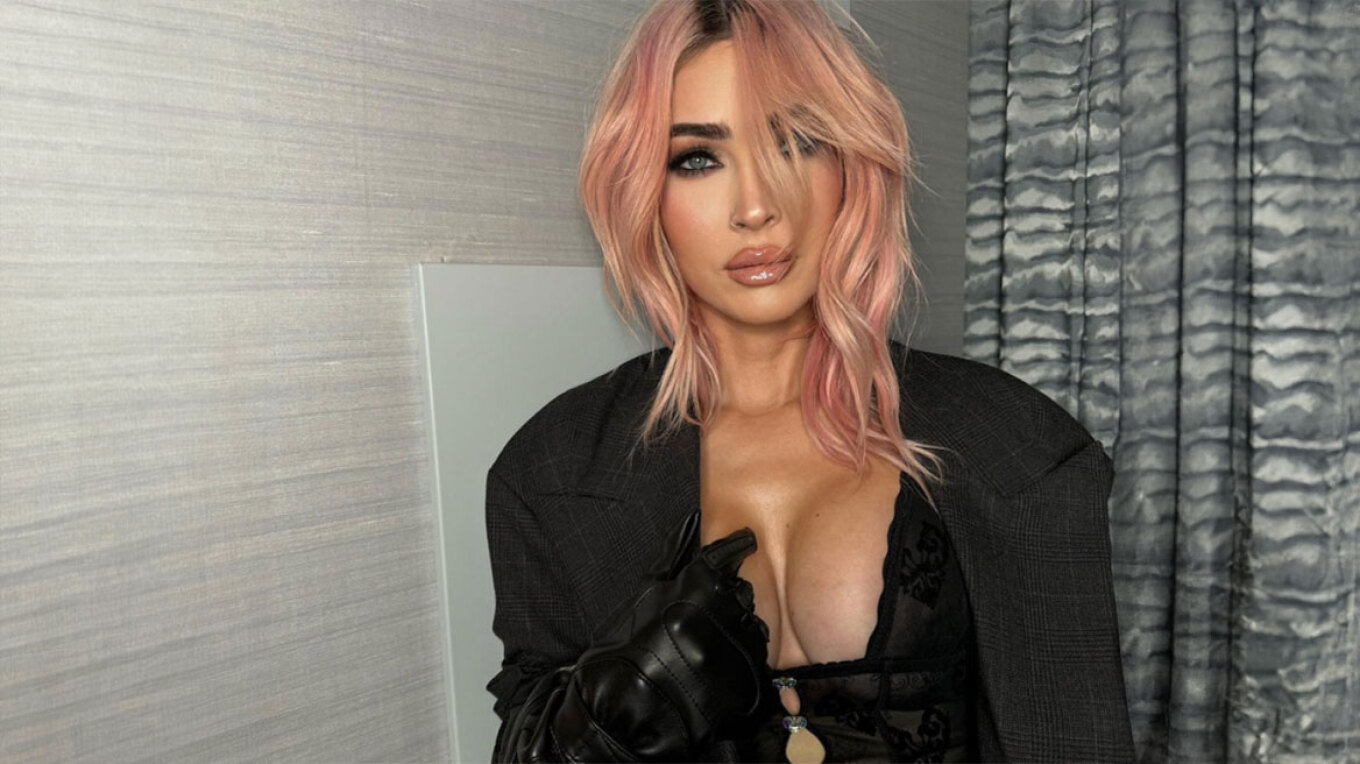Μέγκαν Φοξ: Οι σέξι φωτογραφίες της με ροζ μαλλιά στο Instagram