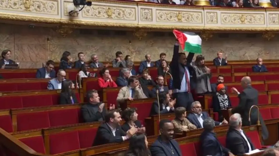 Γαλλία: Βουλευτής σήκωσε τη σημαία της Παλαιστίνης εν ώρα συνεδρίασης του Κοινοβουλίου - Δείτε βίντεο