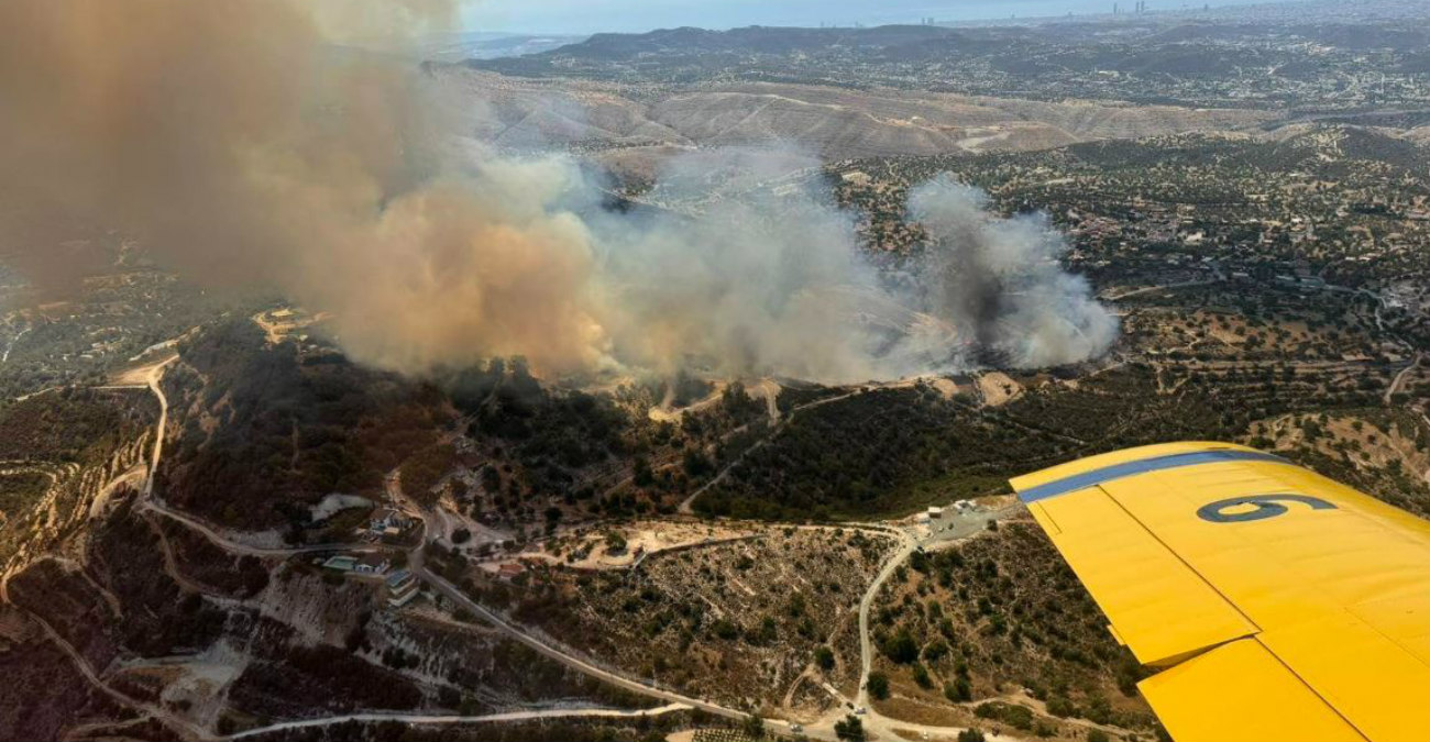 Πυρκαγιά στη Λεμεσό: Προστατεύθηκαν κατοικίες – Ενισχύονται οι δυνάμεις με πυροσβεστικά αεροσκάφη και ελικόπτερο – Φωτογραφίες